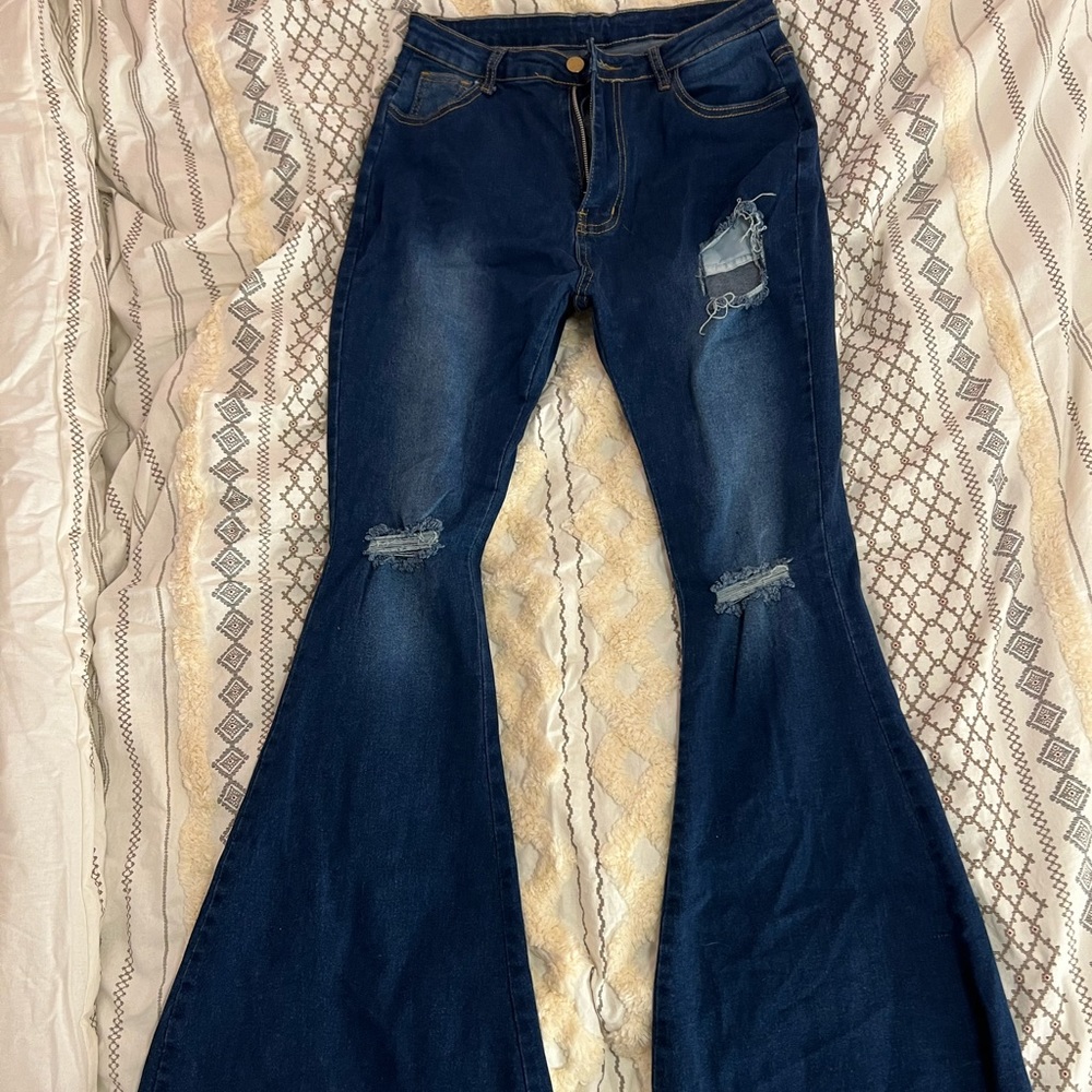 CROP DISTRESSED FLARE JEANS SIZE MEDIUM